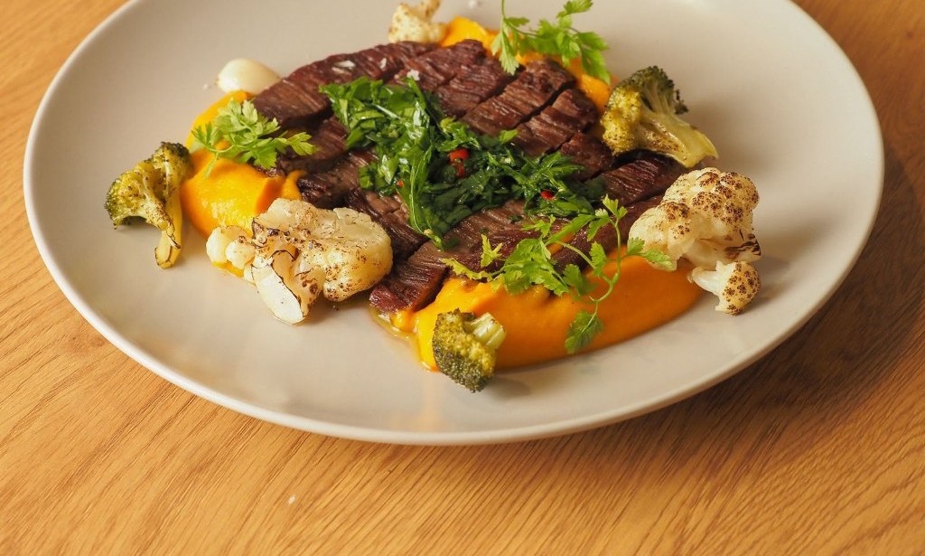 Flank steak s pyré a bylinkovou omáčkou