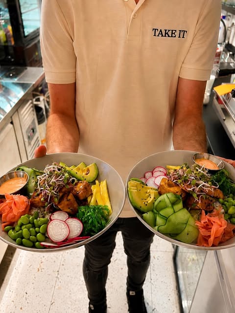 Poké bowls v Take It Bistro